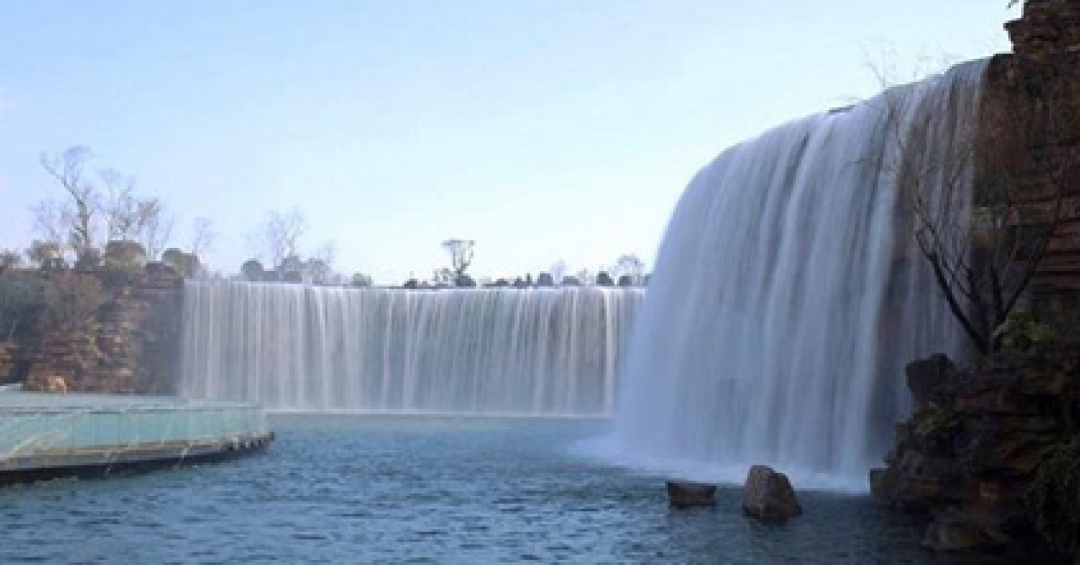 عظیم ترین آبشار مصنوعی زیبا در چین - شرکت هواپیمایی پاژسیر مجری تورهای اقساطی از مشهد