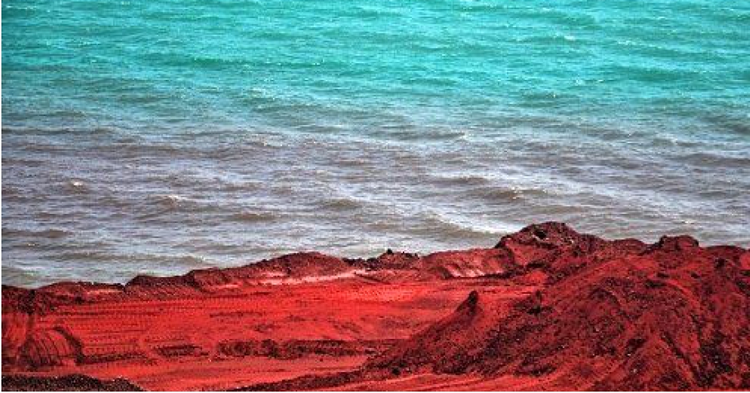 ساحل سرخ جزیره هرمز - شرکت هواپیمایی پاژسیر مجری تورهای اقساطی از مشهد